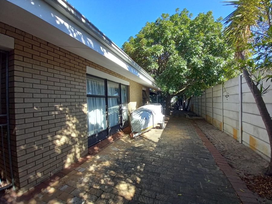To Let 4 Bedroom Property for Rent in Rouxville Western Cape